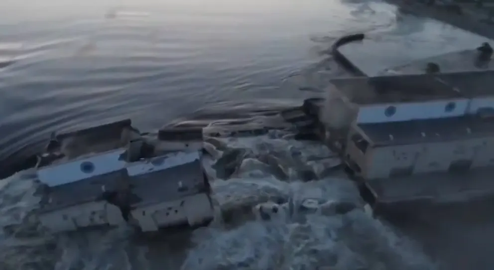Video-Russen-sprengen-riesigen-Staudamm-in-der-Ukraine-Menschen-auf-der-Flucht